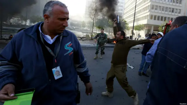 هرعت سيارات الاسعاف وقوات الجيش إلى موقع الانفجار.