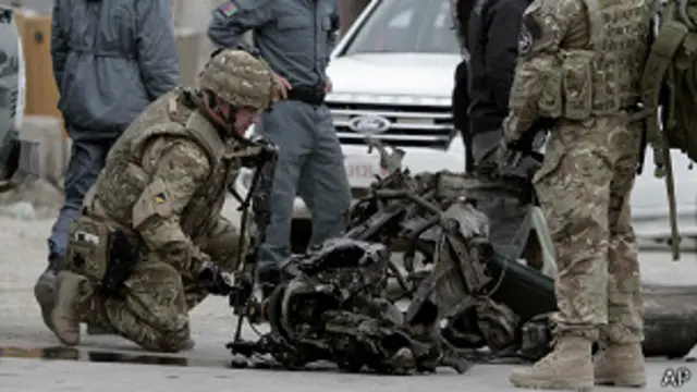 Soldado de EE.UU. examina escombros del atentado