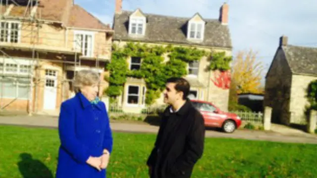 Элайза Маннингэм-Буллер и Гордон Корера у дома в Тэкли