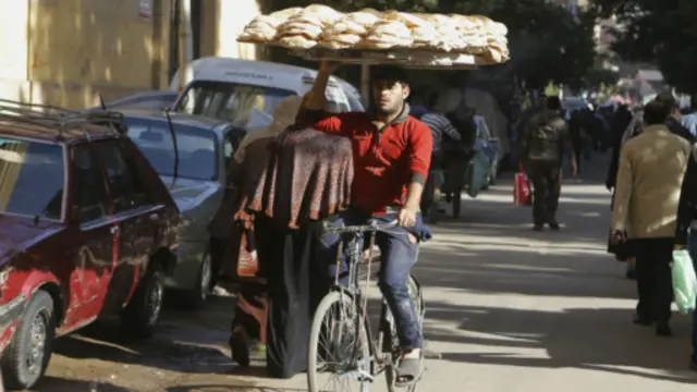 يقول مراقبون إن الفراغ الذي سوف يحدثه توقف أنشطة الجمعيات سيزيد الاحتقان بين المنتفعين من خدماتها