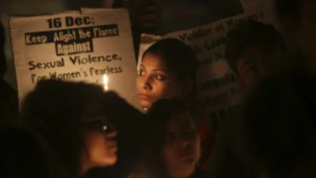 دہلی ریپ کے خلاف مظاہرین نے موم بتیاں جلائیں