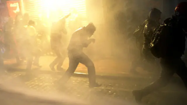 Истанбулда полиция намойишчиларга қарши кўздан ёш сиздирувчи газни ишга солган