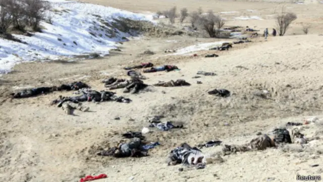 عرض التلفزيون السوري لقطات لعشرات الجثث مسجاة على الأرض في منطقة جبلية 