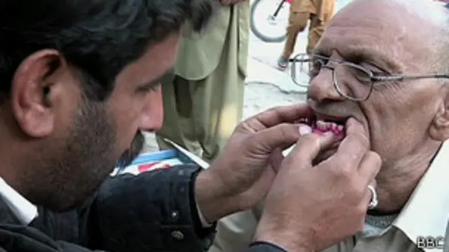 Dentista callejero en Pakistán