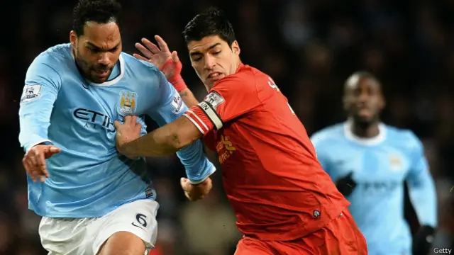 Joleon Lescott menempel Luis Suarez, bintang Liverpool yang dianggap paling berbahaya di lapangan.