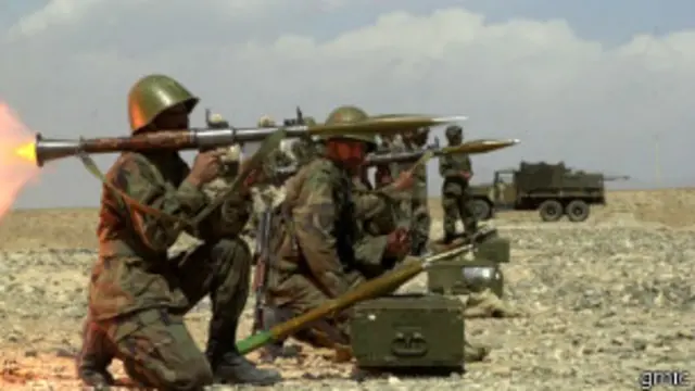 آقای کرزی در مواردی هشدار داده که اگر آمریکا ارتش افغانستان را تجهیز نکند، به سراغ رقیبان نظامی آمریکا، از جمله روسیه، خواهد رفت