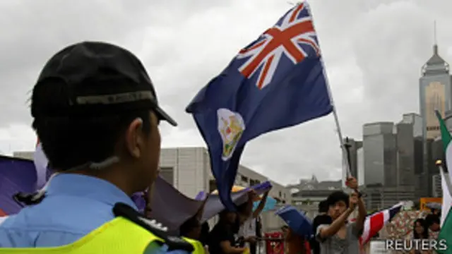香港民眾手持港英旗在解放軍駐港部隊總部外示威者(1/7/2013)