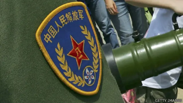 一名駐港解放軍制服上的駐港部隊徽章(資料圖片)