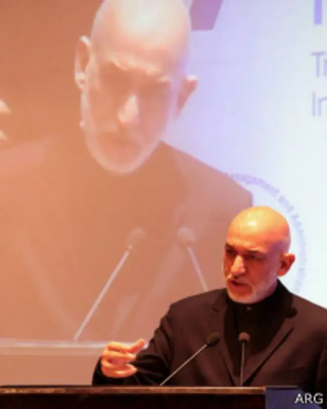 رسانه‌های حکومتی به باور ناظران ضعیف عمل می‌کنند و رسانه‌های خصوصی هم در این خصوص به یاری آقای کرزی نمی‌روند