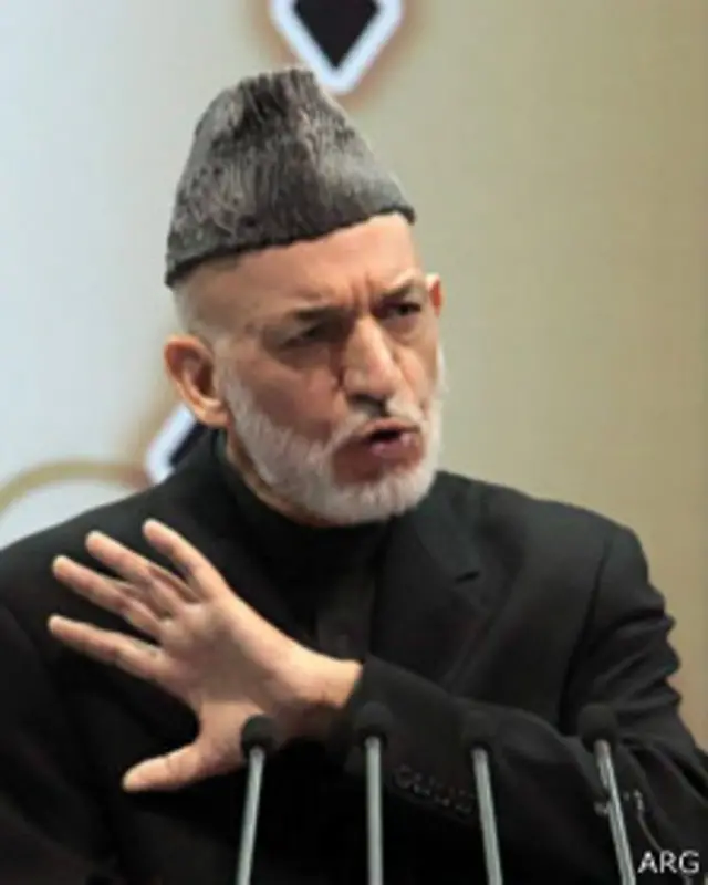 آقای کرزی از لحاظ "فشاری" که بر او وارد می‎شود، وضعیت خود را با وضعیت امیر عبدالرحمان خان در ۱۸۹۳ میلادی در هنگام امضای معاهده دیورند مقایسه کرد و گفت که به همان صورتی که بریتانیاییها پادشاه پیشین افغانستان را برای امضای این معاهده تحت فشار قرار دادند، حالا تحت فشار آمریکا قرار دارد.