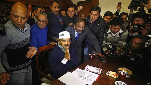 शपथ ग्रहण के बाद सचिवालय पहुंच कर केजरीवाल ने मुख्यमंत्री की कुर्सी सम्भाली.