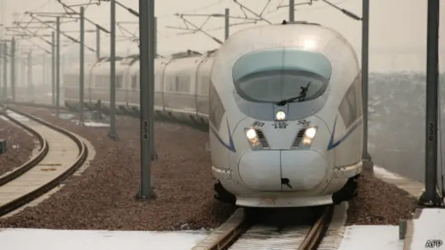 一列中国高铁列车在河北某站进站（资料图片）