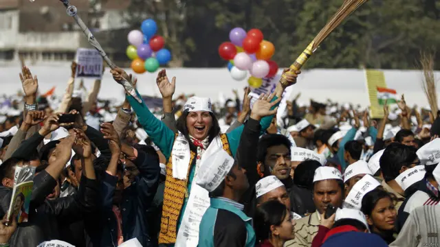 अरविंद केजरीवाल के साथ उनके छह साथियों ने मंत्री पद की शपथ ली है.