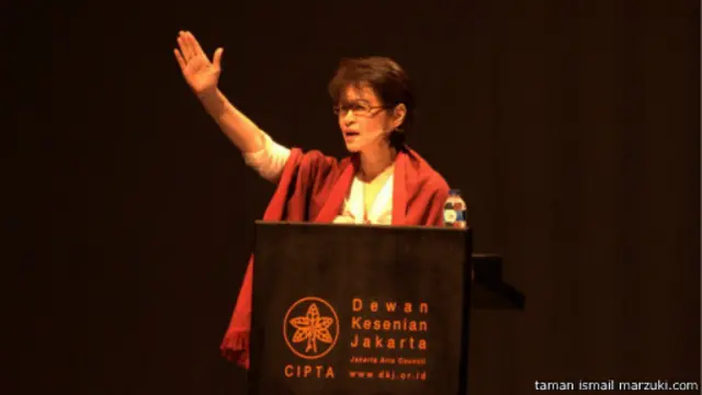 Karlina ketika menyampaikan pidato kebudayaan di TIM, Jakarta, November 2013 lalu.