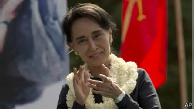 昂山素季多次警告必须修改宪法，好让民主可在缅甸生根。
