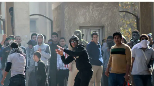 سادت حالة من الكر والفر محيط الجامعة بعد استخدام الشرطة للقنابل المسيلة للدموع لتفريق المتظاهرين.