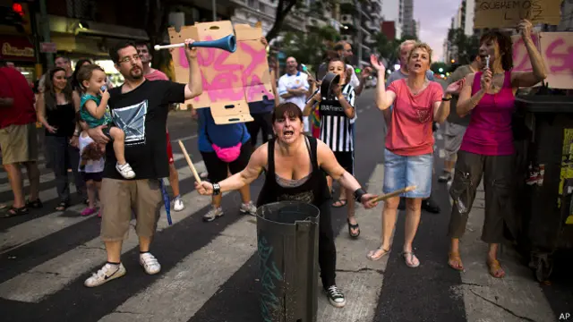 Argentinos protestam em Buenos Aires contra cortes de água e luz
