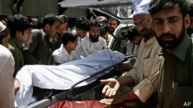 صوبہ خیبر پختونخوا میں گزشتہ کچھ عرصہ سے پولیو کے قطرے پلانے کی مہم سے وابستہ محکمۂ صحت کے ملازمین اور رضاکاروں پر حملوں میں شدت آ رہی ہے