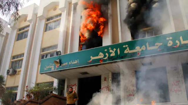 اضرم مؤيدو الاخوان النار في احدى كليات جامعة الازهر