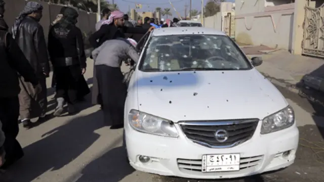 آثار القتال تبدو على سيارة قرب دار العلواني