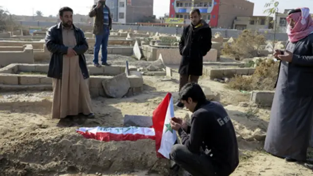 مشيعون في الرمادي يصلون على شقيق العلواني الذي قتل في الهجوم