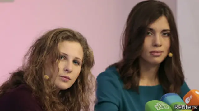 Надежда Толоконникова и Мария Алехина на пресс-конференции в Москве