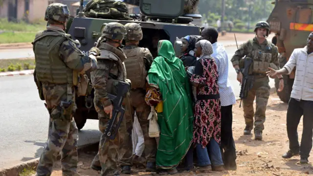 تشاديات يستغثن بالقوات الفرنسية في بانغي، عاصمة جمهورية افريقيا الوسطى