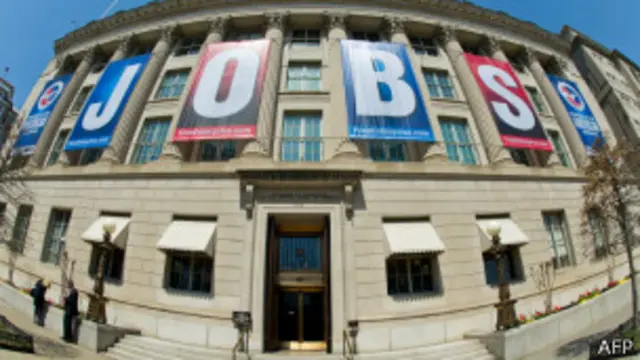 وعد الرئيس أوباما بالدفع في إتجاه تمديد إعانات البطالة