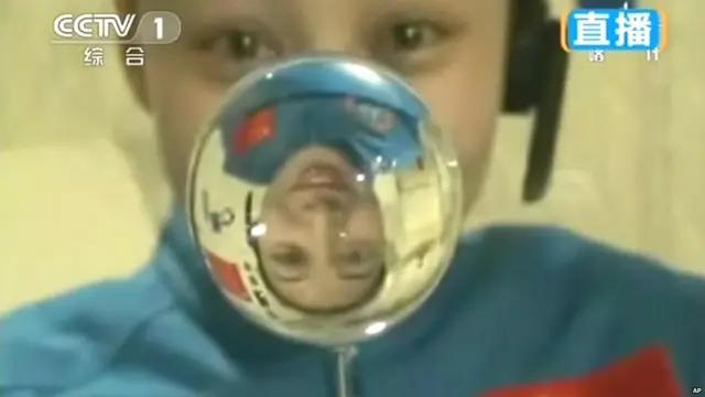 Phi hành gia Vương Á Bình làm thí nghiệm và giảng bài qua video từ không gian