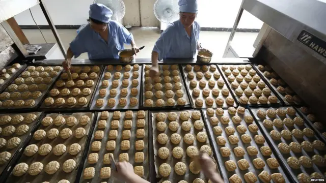 Bánh Trung Thu trên dây chuyền tại một cơ sở sản xuất ở Trung Quốc