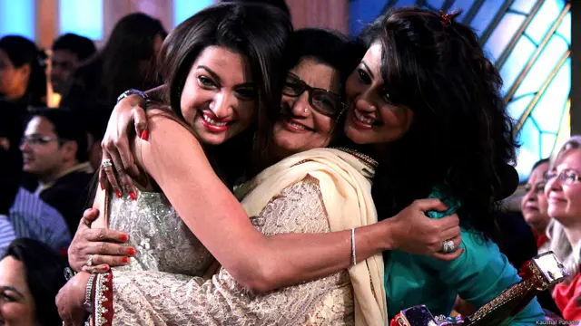 گرینڈ فنالے کے موقع پر گوہر خان کی بہن نگار خان اور والدہ بھی موجود تھیں۔گوہر خان کے نام کا اعلان ہوتے ہی دونوں نے انھیں گلے لگا لیا