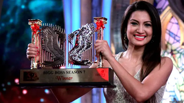 گوہر نے ٹرافی ہاتھ میں لیتے ہوئے سب کا شکریہ ادا کیا 