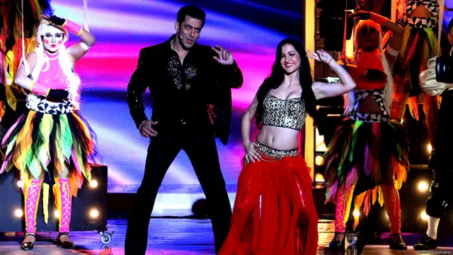 بگ باس سیزن 7 کے گرینڈ فنالے میں سلمان خان نے بالی وڈ اداکارہ ایلی کے ساتھ رقص کر کے لوگوں کو جھومنے پر مجبور کر دیا