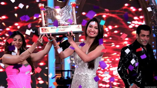 سنیچر کی رات گرینڈ فنالے میں گوہر خان نے سخت مقابلے کے بعد تنیشا مکھرجی کو شکست دی۔ انھیں 50 لاکھ روپے کا انعام دیا گیا