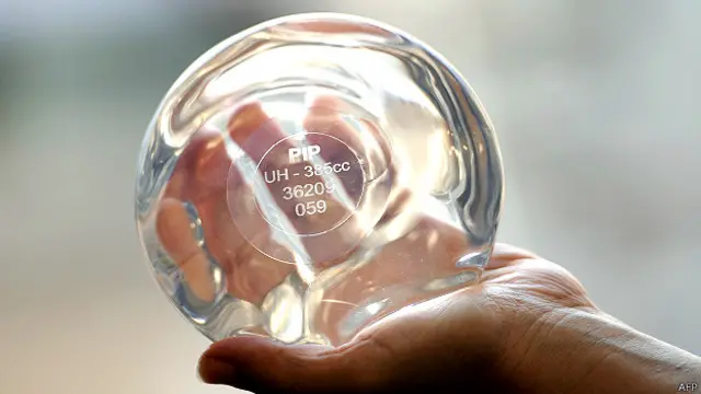 مصنوعی پستان کے امپلانٹ سے منسلک خطرات اور اس میں جاری مبینہ بدعنوانیوں کے تحت برطانیہ میں اس کے ریجسٹریشن کا فیصلہ لیا گیا ہے