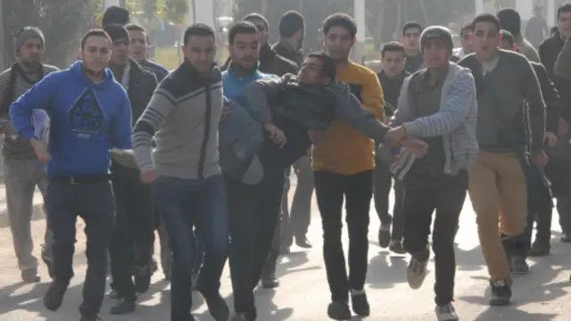 تأتي الاشتباكات في الذكرى الثالثة لأول استفتاء على الدستور عقب الإطاحة بالرئيس مبارك