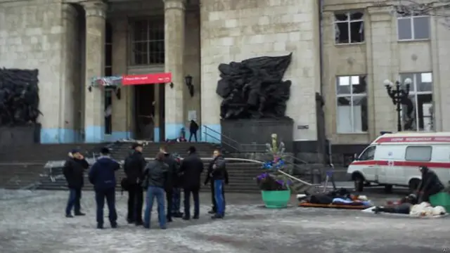 Постадавшим оказывают помощь у здания вокзала