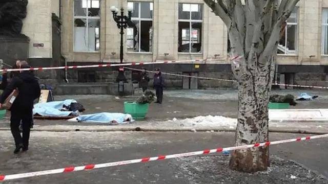 Тела погибших у входа железнодорожного вокзала