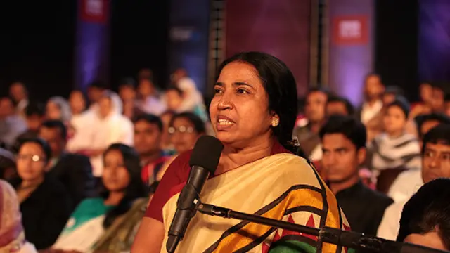 প্রশ্ন করছেন একজন দর্শক