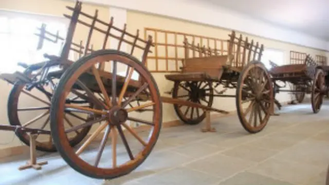 عربات لحمل بالات القطن