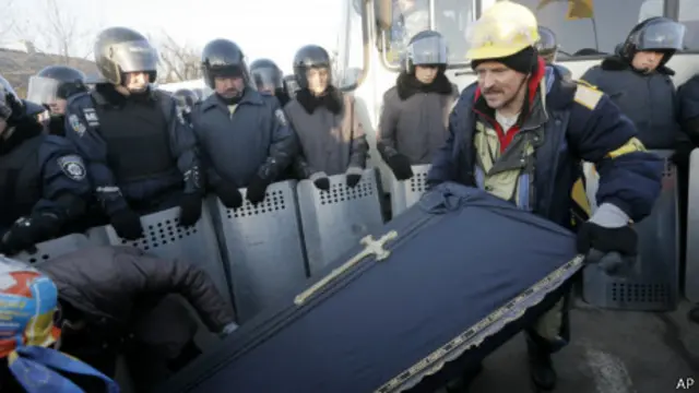 Гроб у резиденции Януковича