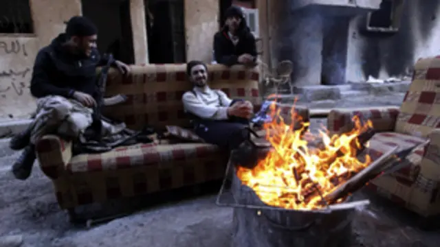 مسلحون في الجيش السوري الحر يسترخون في دير الزور