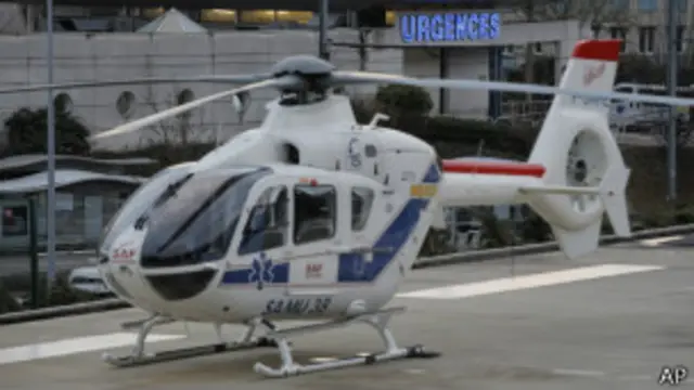 Вертолет у больницы в Гренобле