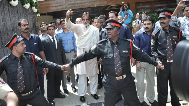 پولیس کے مطابق امیتابھ کے بنگلوں ’جلسہ،‘ ’انتظار‘ اور دفتر ’بانی‘ پر سیکورٹی بڑھا دی گئي ہے