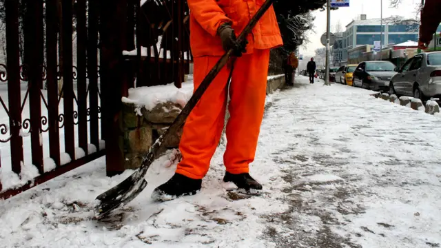د کابل ښاروالۍ پاکونکو کار هم ډېر شي، له لږ وسایلو سره باید کوڅه په کوڅه ښار له واورو پاک کړي. 