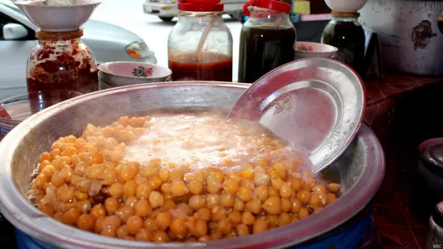 د سړک غاړې خوړو پلورونکو بازار هم د واورې له ورېدو سره تودېږي.