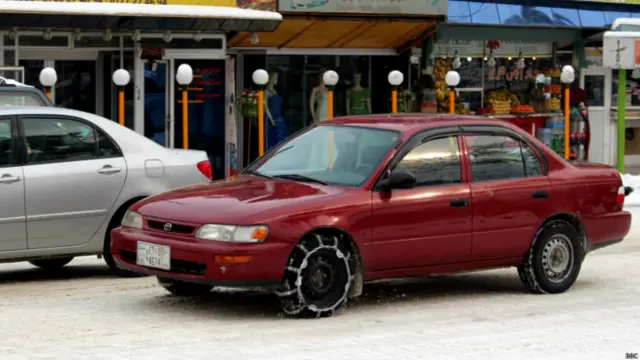 یو شمېر چلوونکو د خپلو ګاډو ټایرونو پورې ځنځیرونه (چاینونه) تړلي، چې و نه ښوېږي.