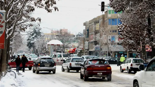 د کابل پر واټونو پرتې واورې د موټرو تګ راتګ سوکه کړی او چلوونکي مجبور دي، چې له خورا احتیاطه کار واخلي.