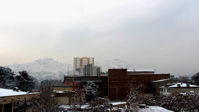 د کابل اوسېدونکو ګهیځ وختي خپل ښار له واورې ډک ولید، د کال لومړمۍ واوره له خوښيو او اندېښنو سره مله وه.