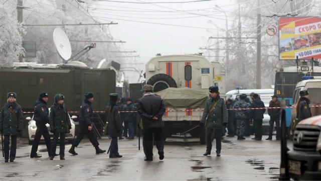 Полицейские на месте взрыва троллейбуса в Волгограде